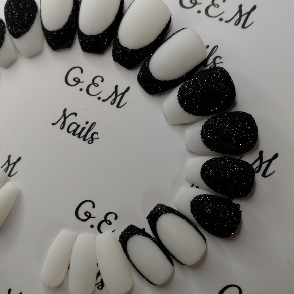 Press on nails (short coffin) - Picture 2 of 3